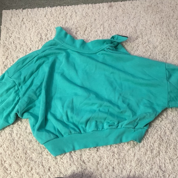 This is a teal Nike crop. Comfortable but super cute - Picture 2 of 2
